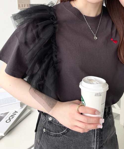 

Футболка с короткими рукавами, вышивка в виде сердца, оборки из тюля Moment+, угольно-серый