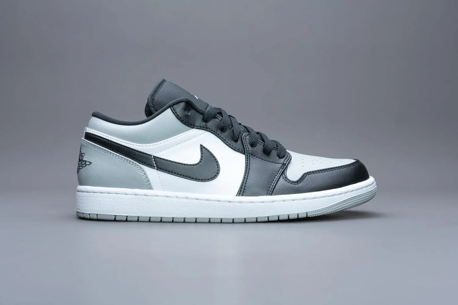 Мужские баскетбольные кроссовки Nike Air Jordan 1 Low, белый/черный/серый — фото 2