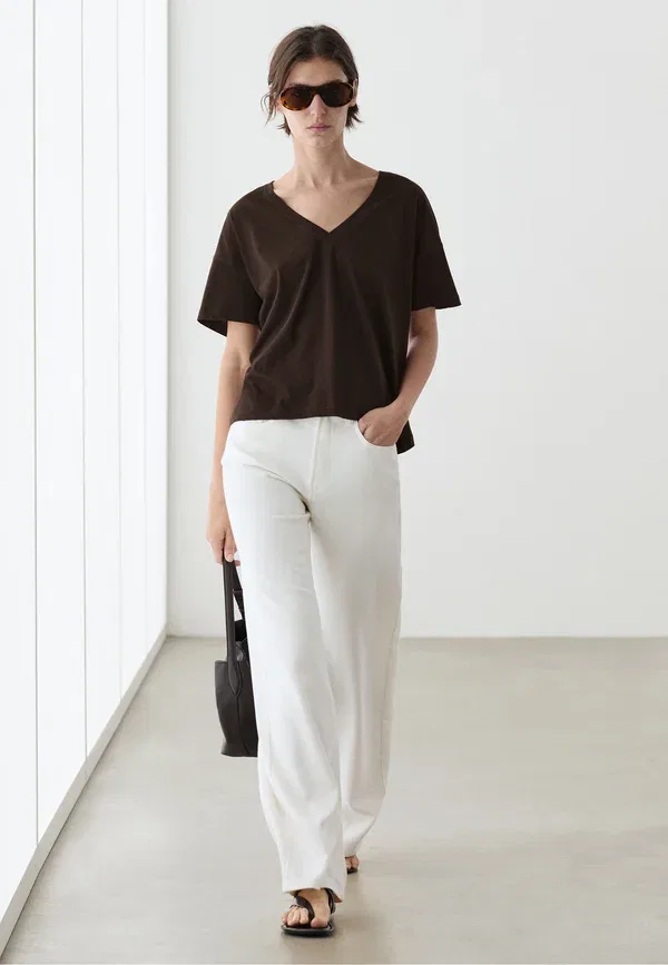 Футболка Massimo Dutti, модель Flowing cropped fit v neck t-shirt basic t-shirt, темно-коричневая — фото 4
