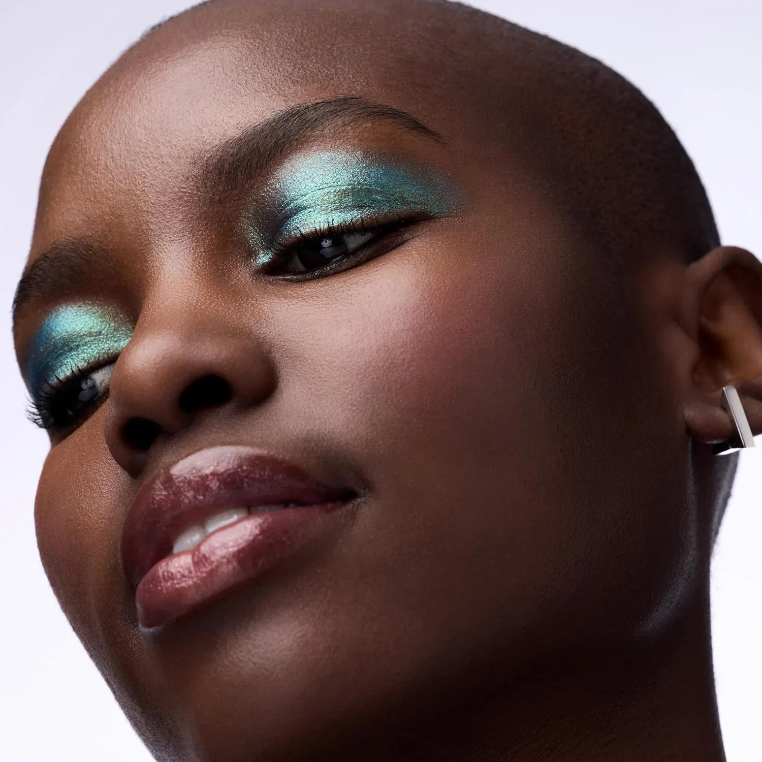 Зеленые тени для век «Space Glam Chrome Eyeshadow No. 060» от Catrice Catrice, 060 Galactic Glow — фото 3