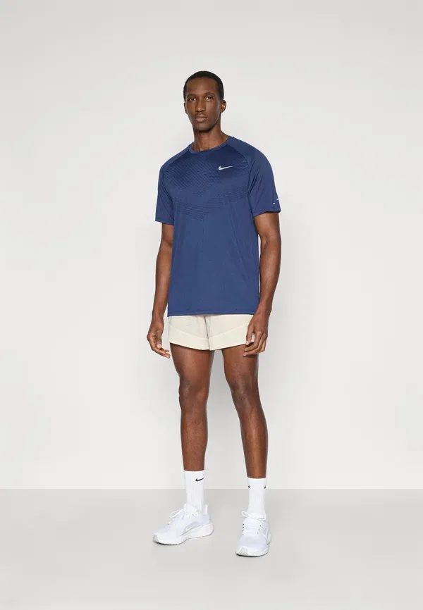 Футболка спортивная Nike Performance, midnight navy/reflective silver-coloured, цвет темно-синий/отражающий серебристый — фото 2