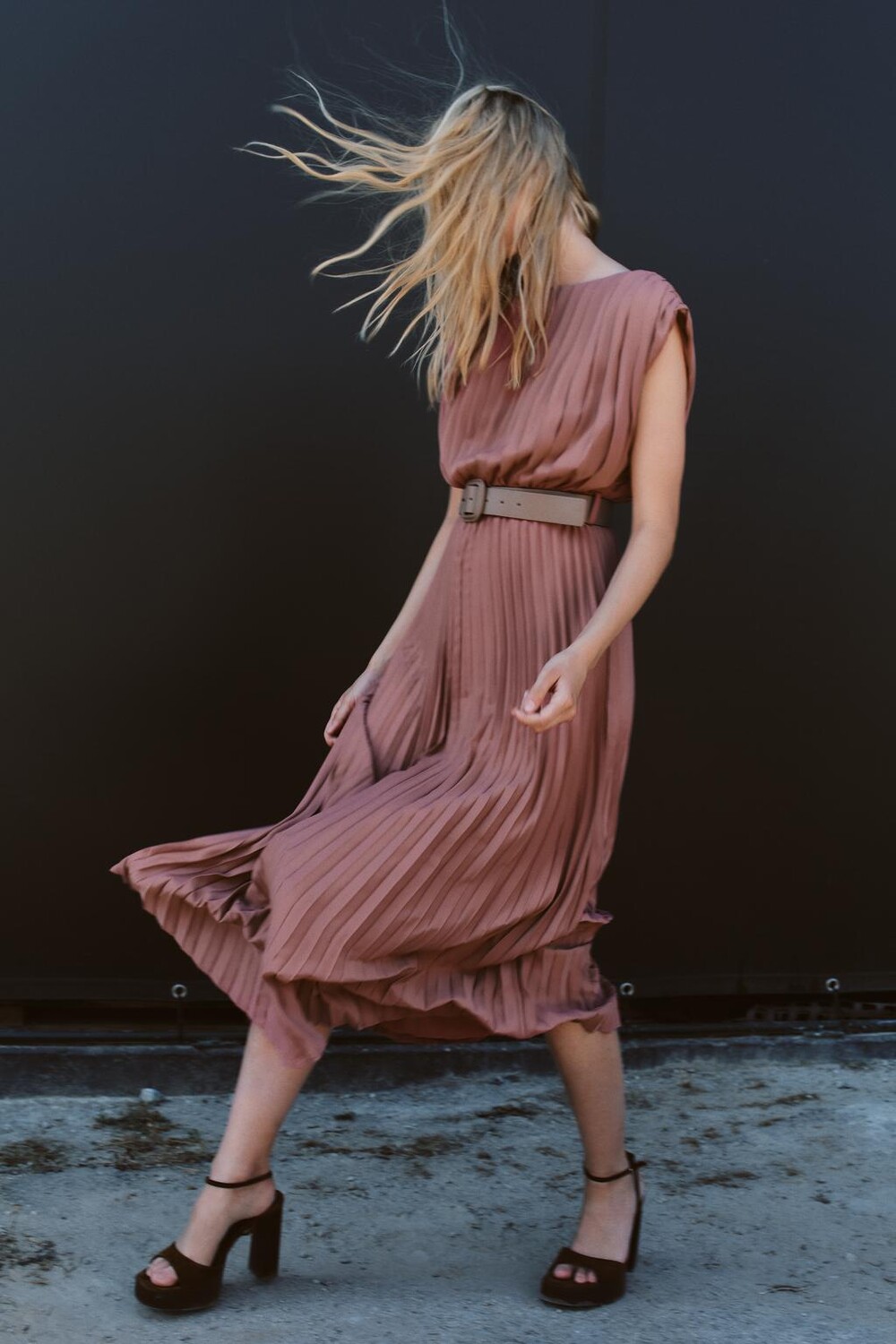 

Плиссированное платье с поясом ZARA, марсала