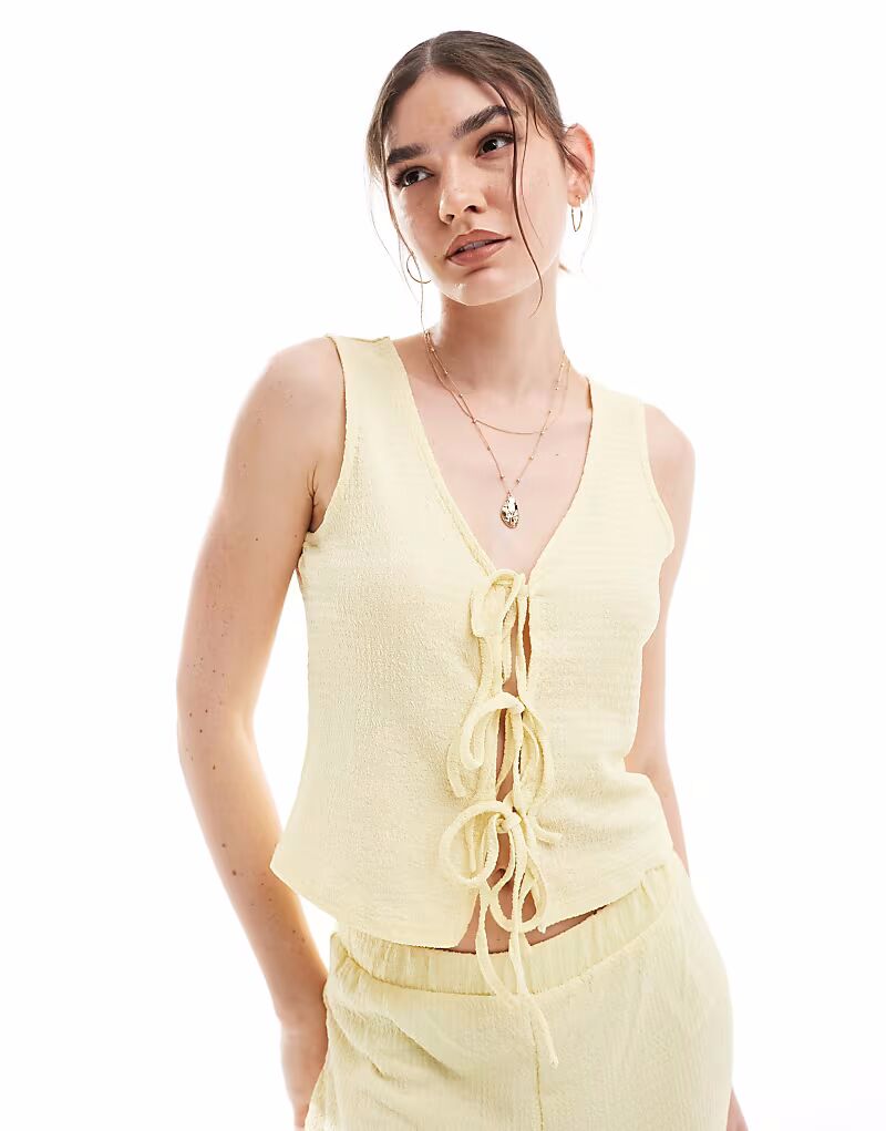 

Комбинезон Vero Moda из текстурированного трикотажного джерси с завязками спереди, бледно-лимонного цвета