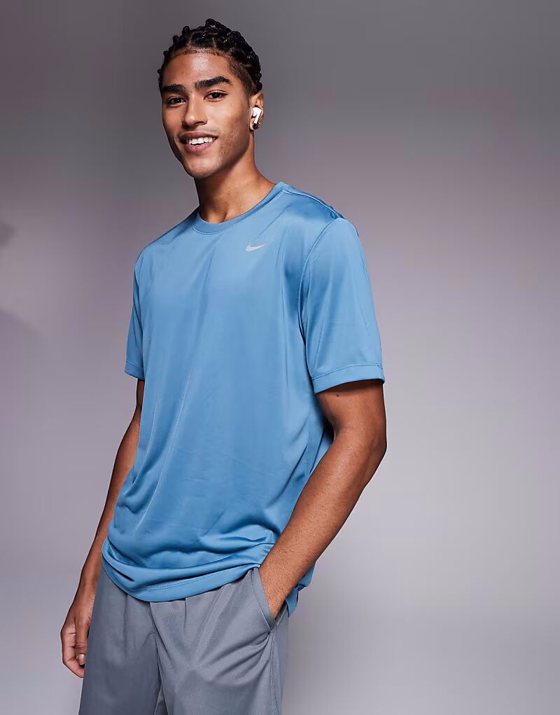 

Футболка Nike Training Legend Dri-FIT синего цвета