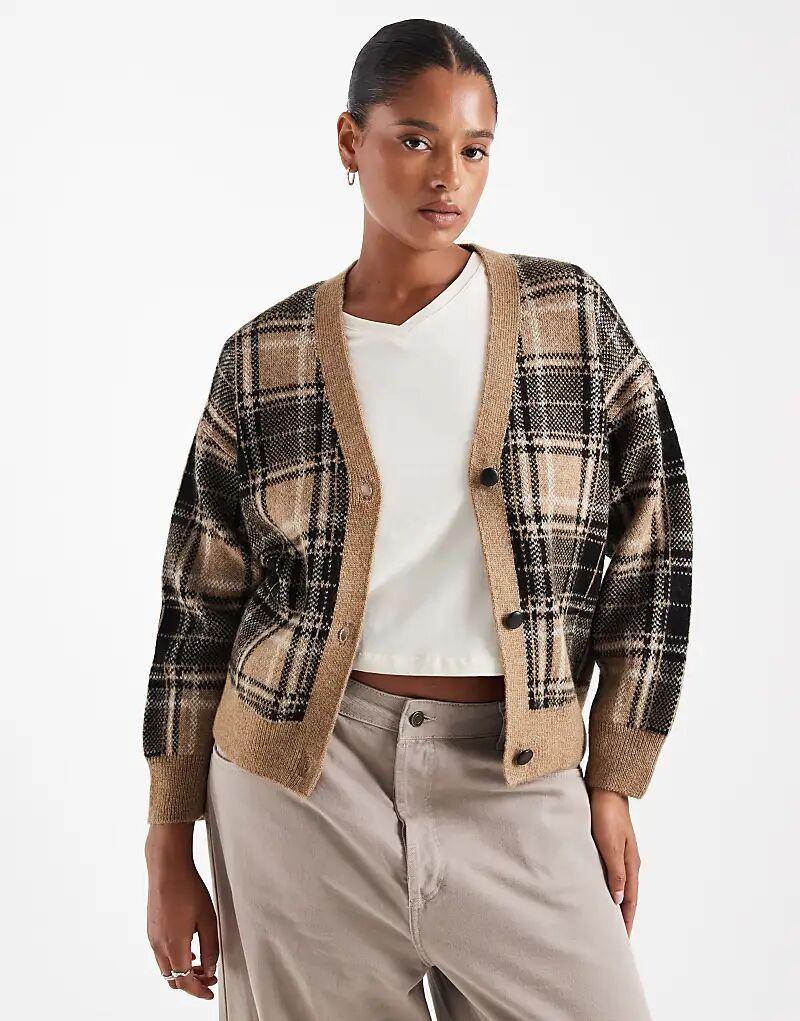 

Кардиган New Look Curve в клетку на пуговицах коричневого цвета