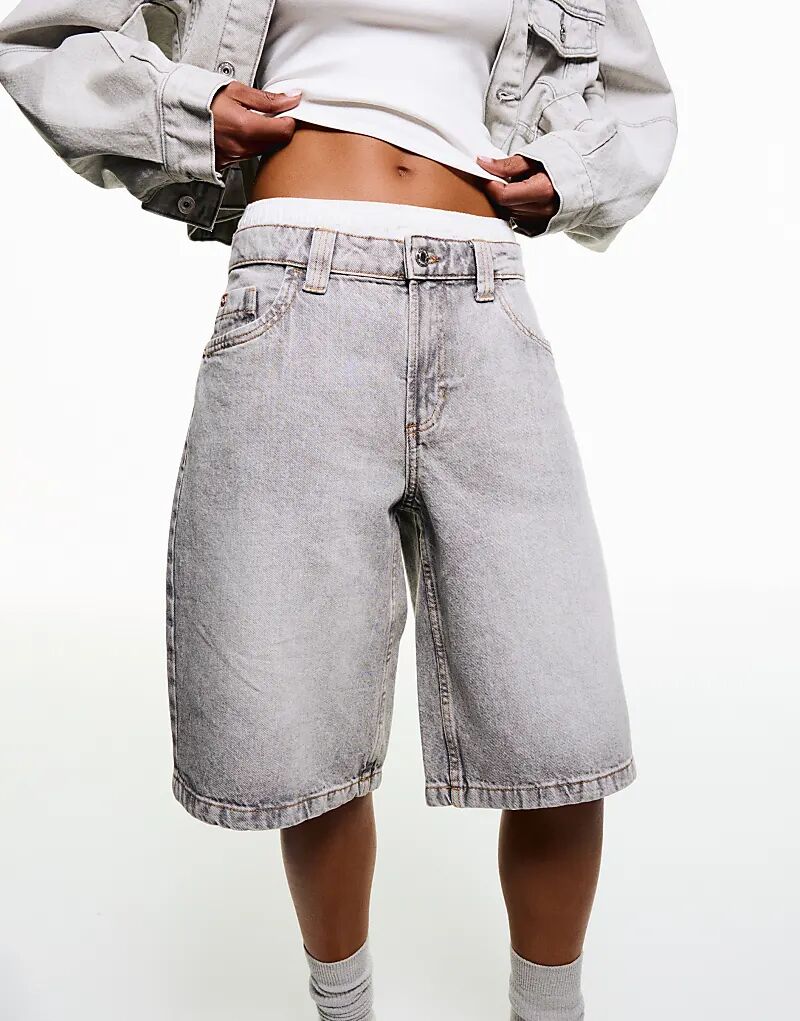 

Мешковатые джинсовые шорты Bershka светло-серого цвета