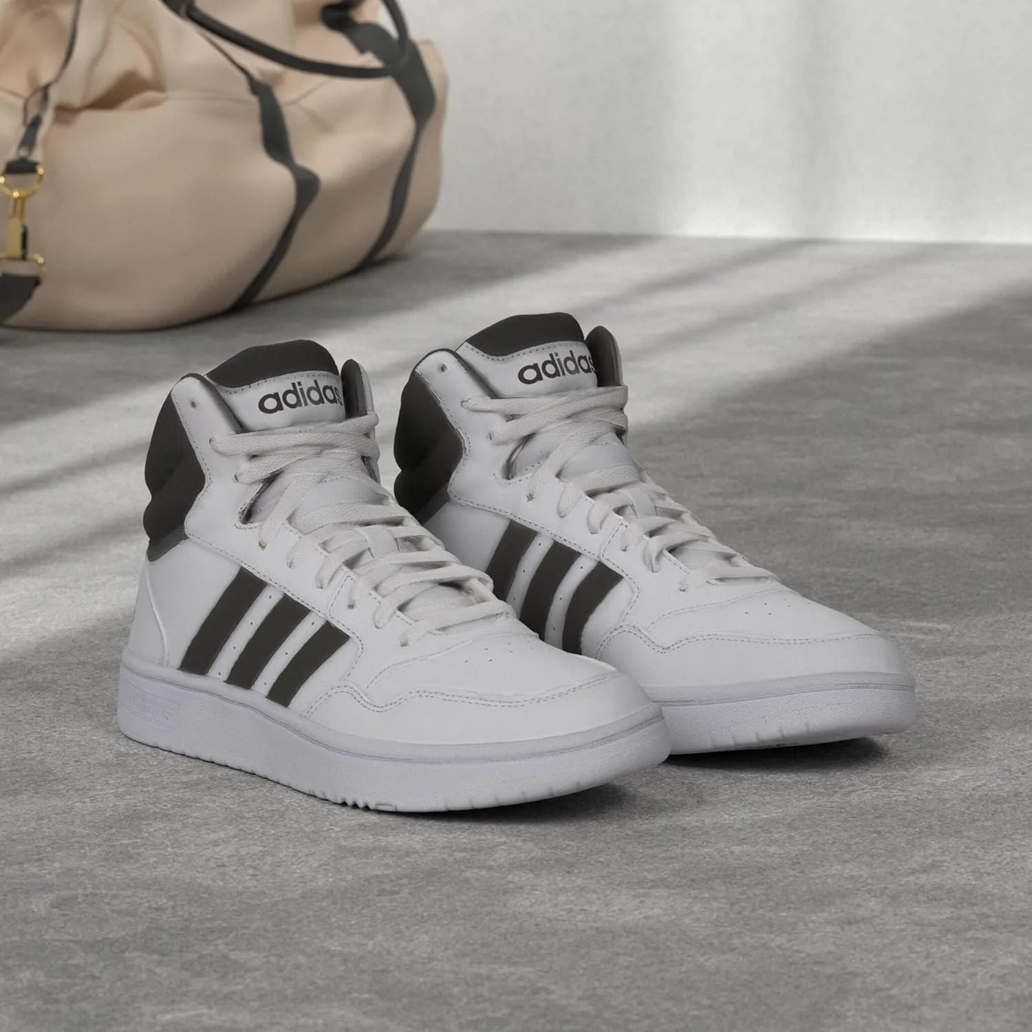 Мужские баскетбольные кроссовки Adidas Hoops 3.0 Mid Lifestyle в классическом винтажном стиле, белый/черный — фото 2