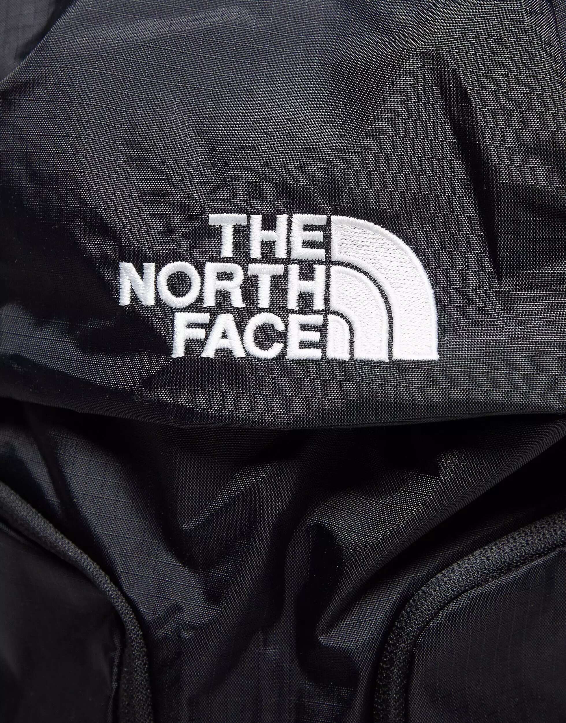 

Черный рюкзак The North Face Surge Flexvent 31л