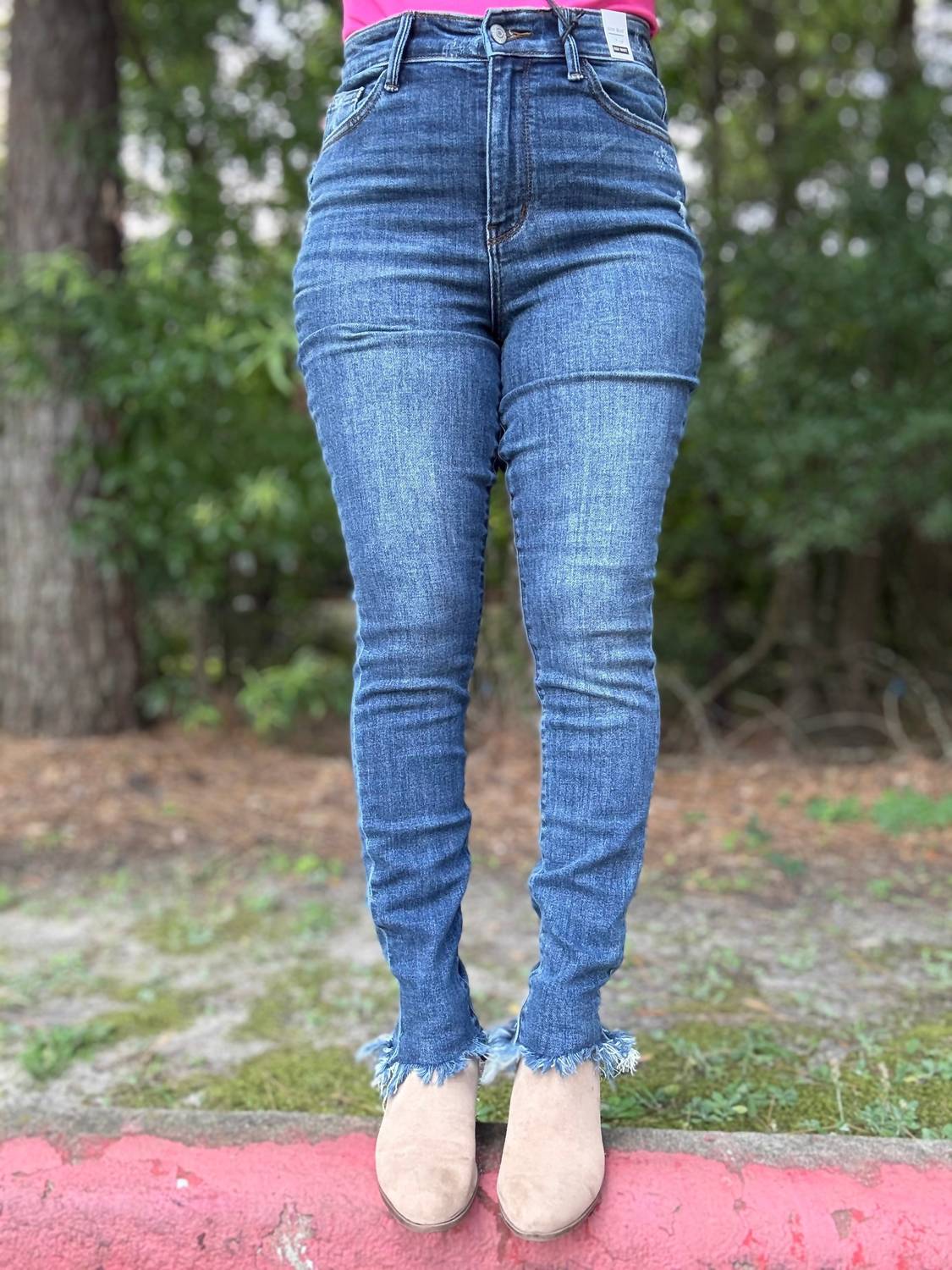 

Вивьен Высокие зауженные джинсы в темной стирке Judy Blue, Dark Wash