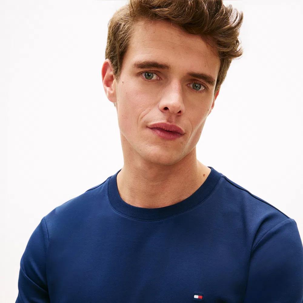 Мужская тёмно-синяя футболка "Luxury Interlock" от Tommy Hilfiger — фото 4