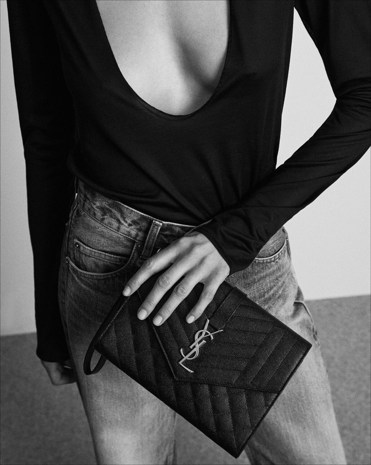 Клатч-конверт из микса кожи matelasse grain de poudre Saint Laurent, бежевый — фото 2