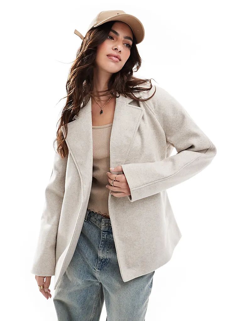 

Короткий формальный пиджак с поясом кремового цвета Vero Moda