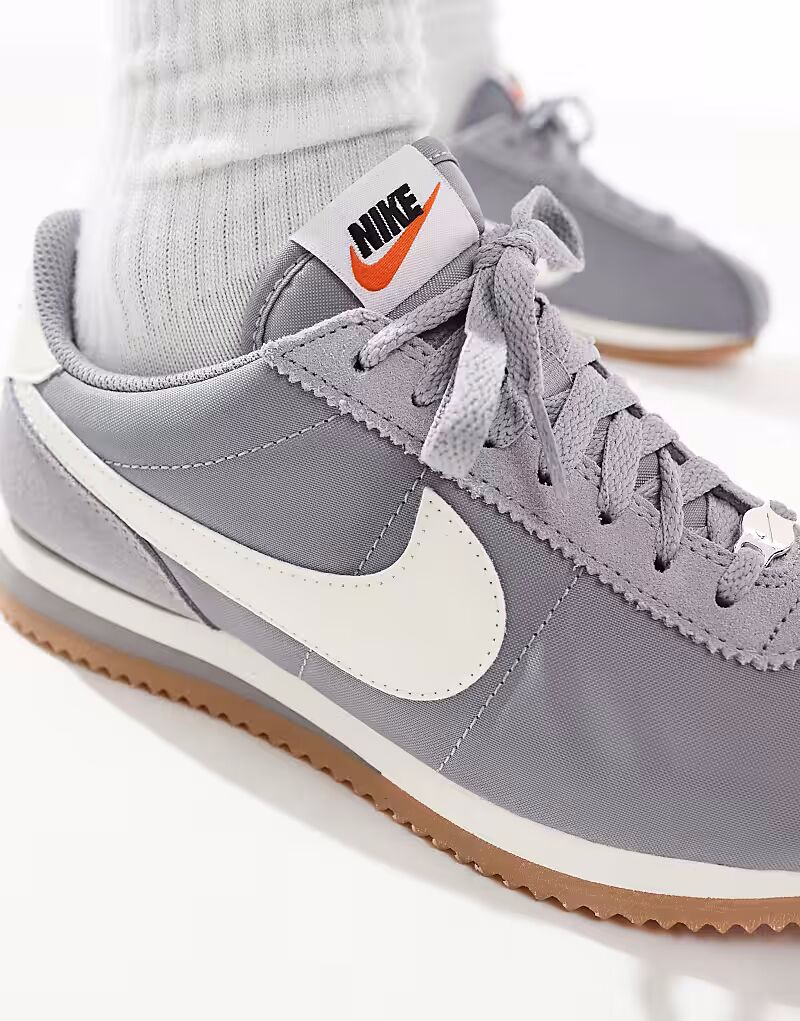 Кроссовки Nike Cortez TXT из замши серого и белого цветов — фото 3