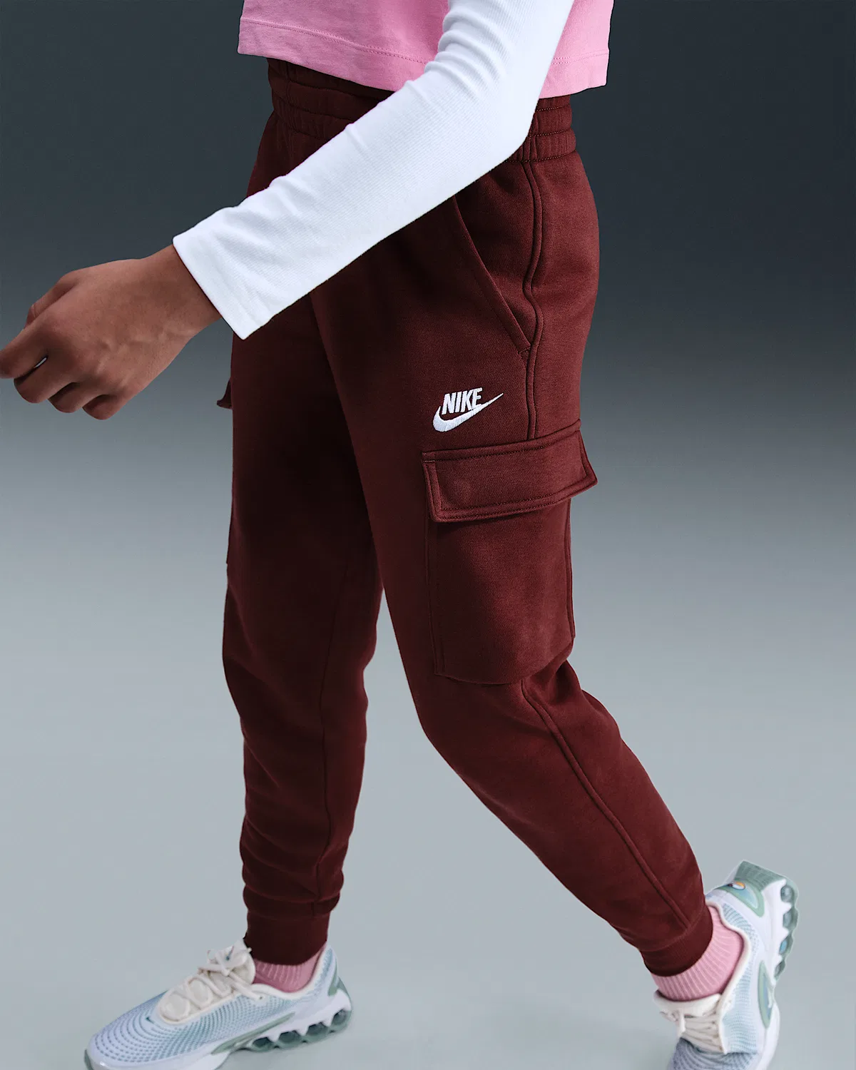 Детские карго-штаны Nike Sportswear Club Fleece, Dark Team Red/Dark Team Red/White — фото 3