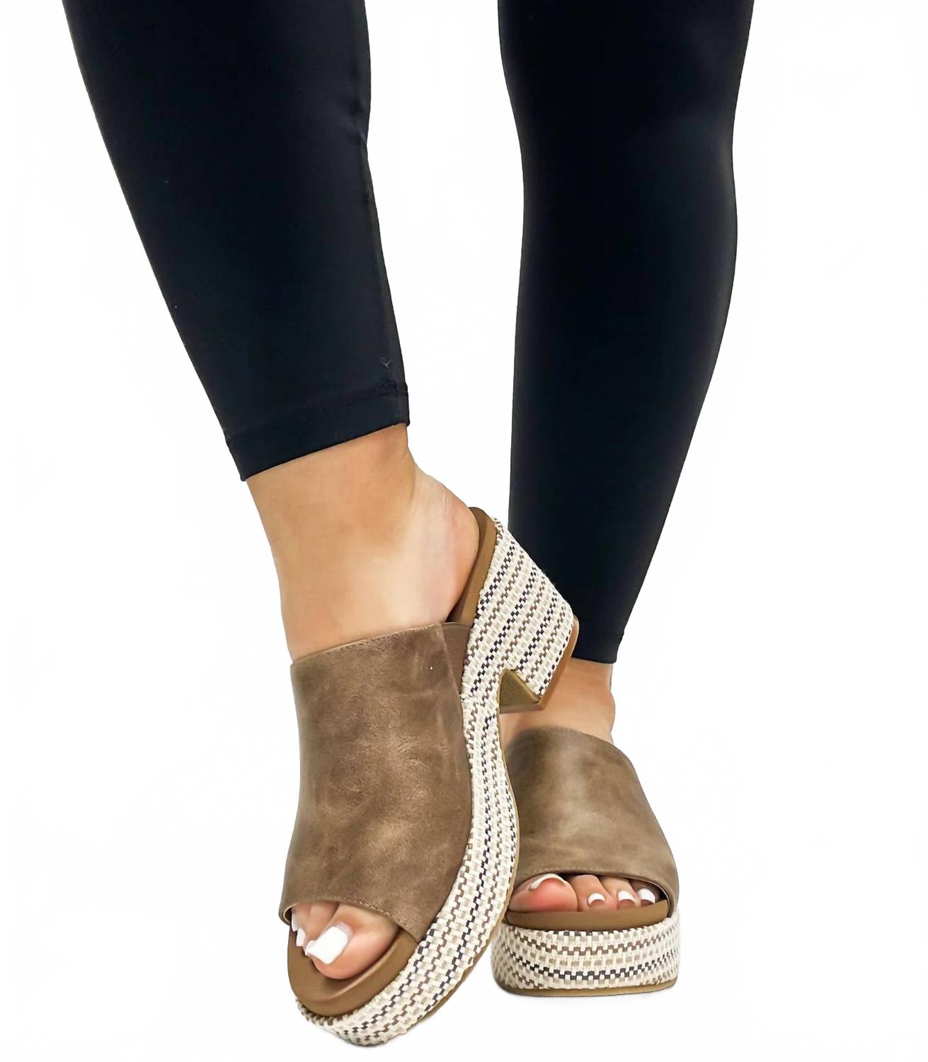 Женские мюли на платформе бежевого цвета Corkys Footwear — фото 2