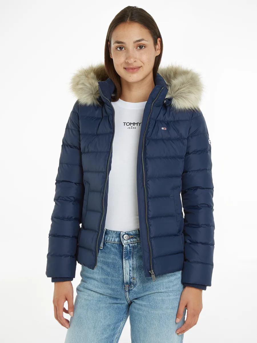 

Пуховик Tommy Jeans "BASIC HOODED DOWN JACKET", с капюшоном, с искусственным мехом на капюшоне и флажком с логотипом Tommy Jeans, цвет Twilight Navy, Синий, Пуховик Tommy Jeans "BASIC HOODED DOWN JACKET", с капюшоном, с искусственным мехом на капюшоне и ф