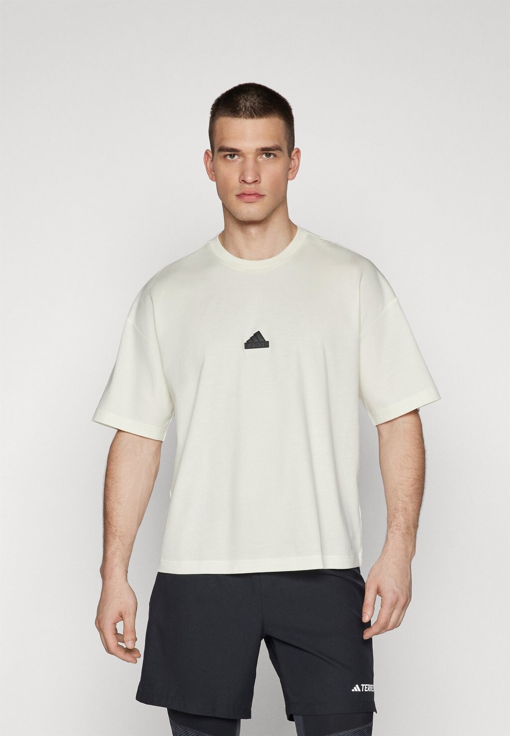 

Базовая футболка adidas Sportswear, кремово-белая Tee