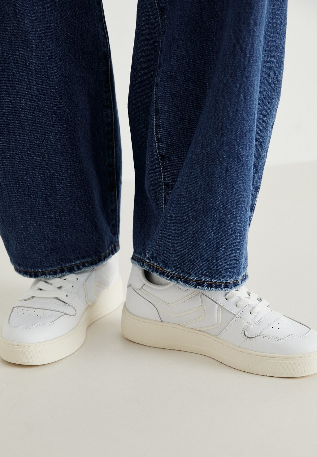 

Кроссовки на шнуровке GLIDE Levi's, белый
