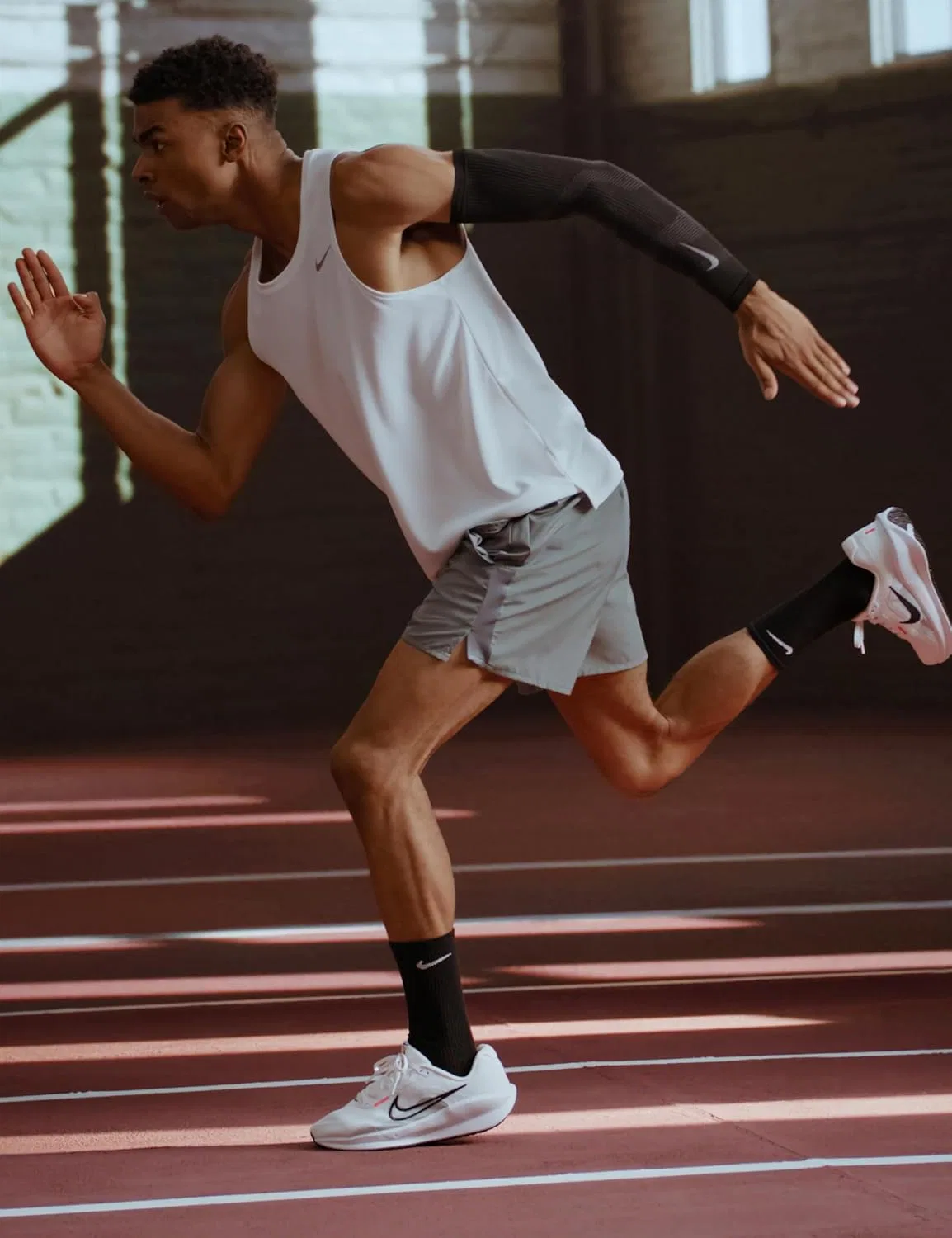 Мужские кроссовки для бега по шоссе Nike Downshifter 13 (очень широкие) Кроссовки для бега по улицам, White Black Pure Platinum Bright Crimson — фото 2