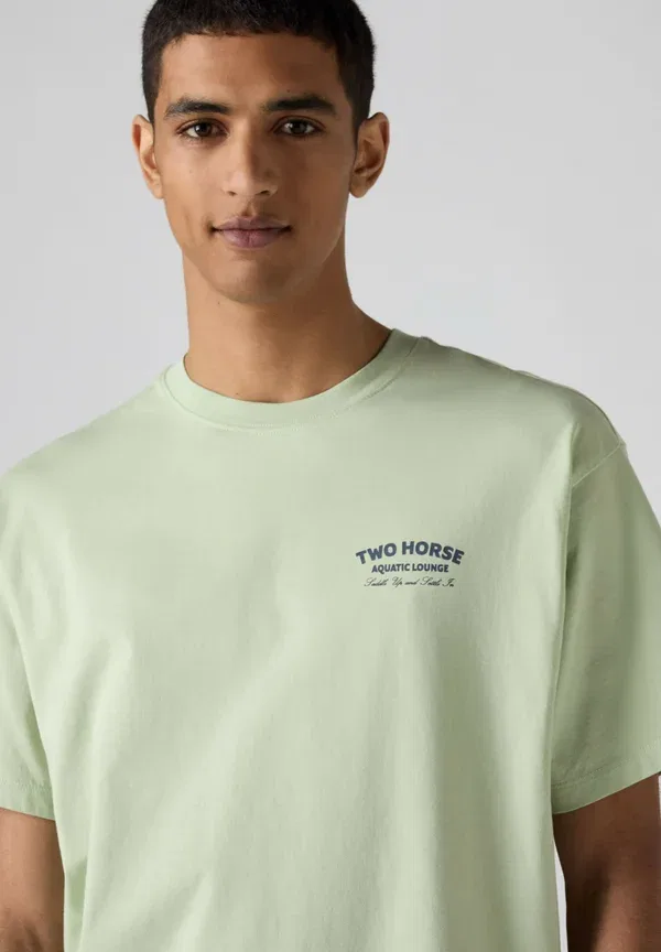 Футболка с принтом Levi's Vintage fit tee print t-shirt, lse_batwing badge ca, зеленый — фото 4