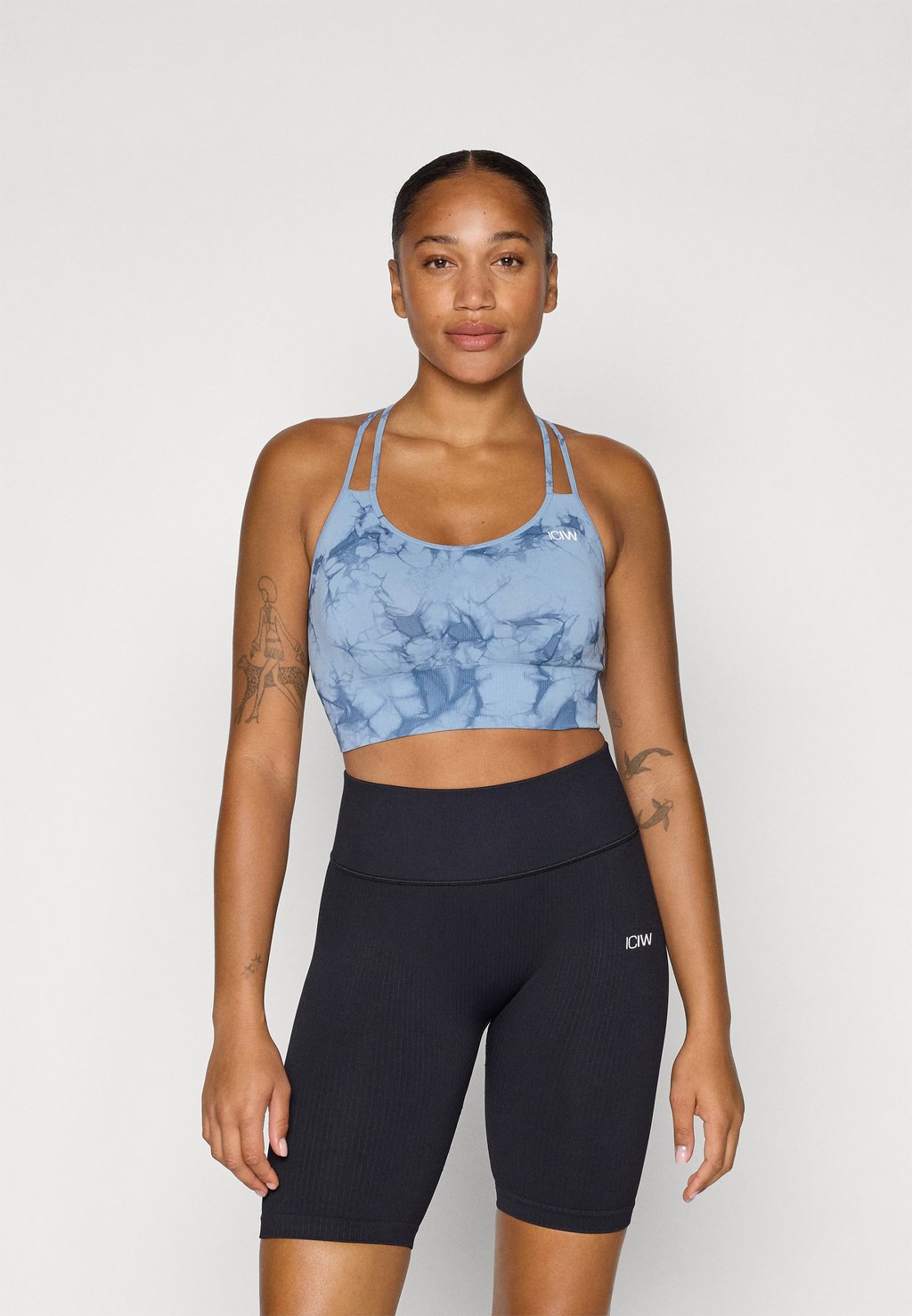 

Спортивный бюстгальтер средней поддержки DEFINE SEAMLESS TIE DYE BRA ICANIWILL, светло-голубой