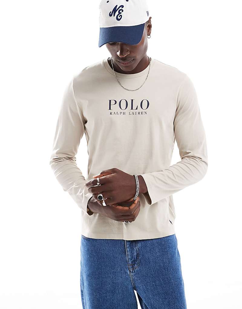 

Polo Ralph Lauren — кремовая домашняя футболка с длинными рукавами и текстовым логотипом на груди