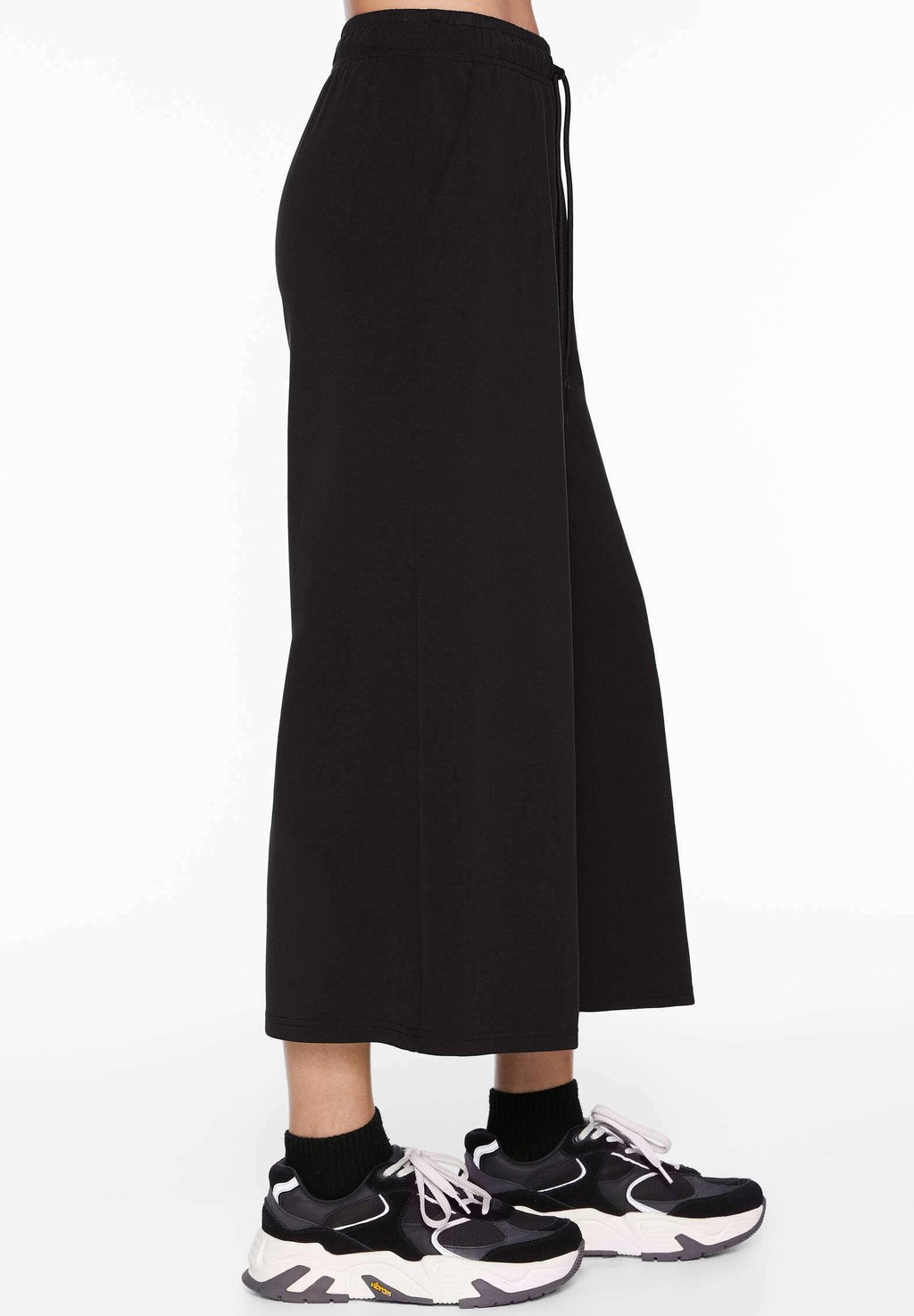 

Брюки тренировочного костюма Soft Touch Cropped Wide-Leg OYSHO, черные