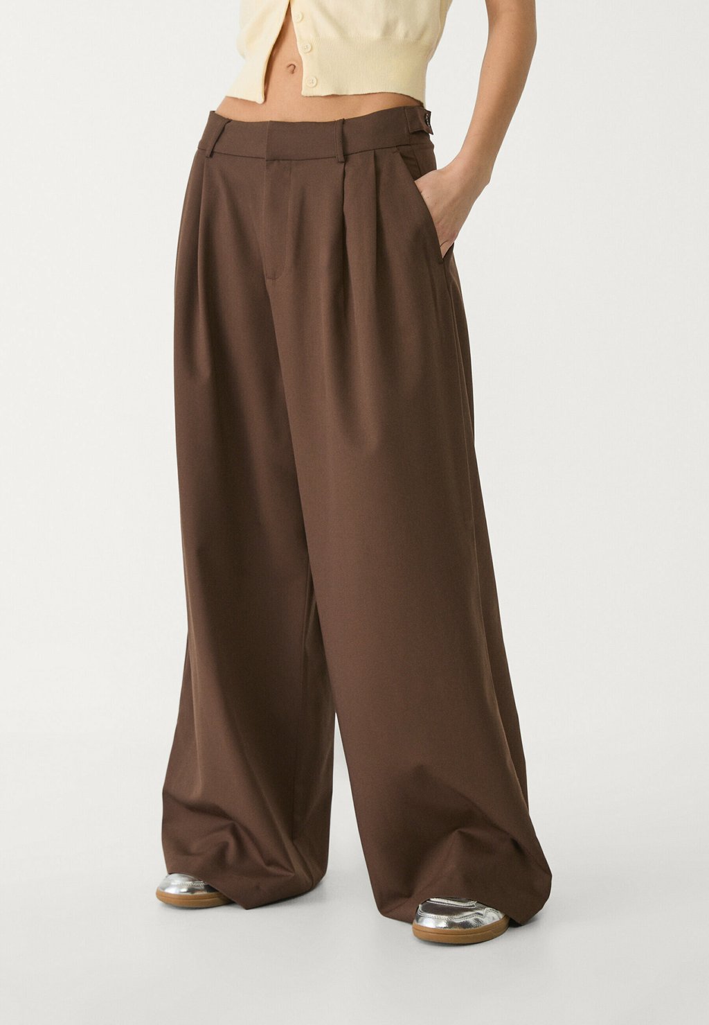 

Брюки WIDE-LEG SMART WITH BUTTONS Stradivarius, темно-коричневый
