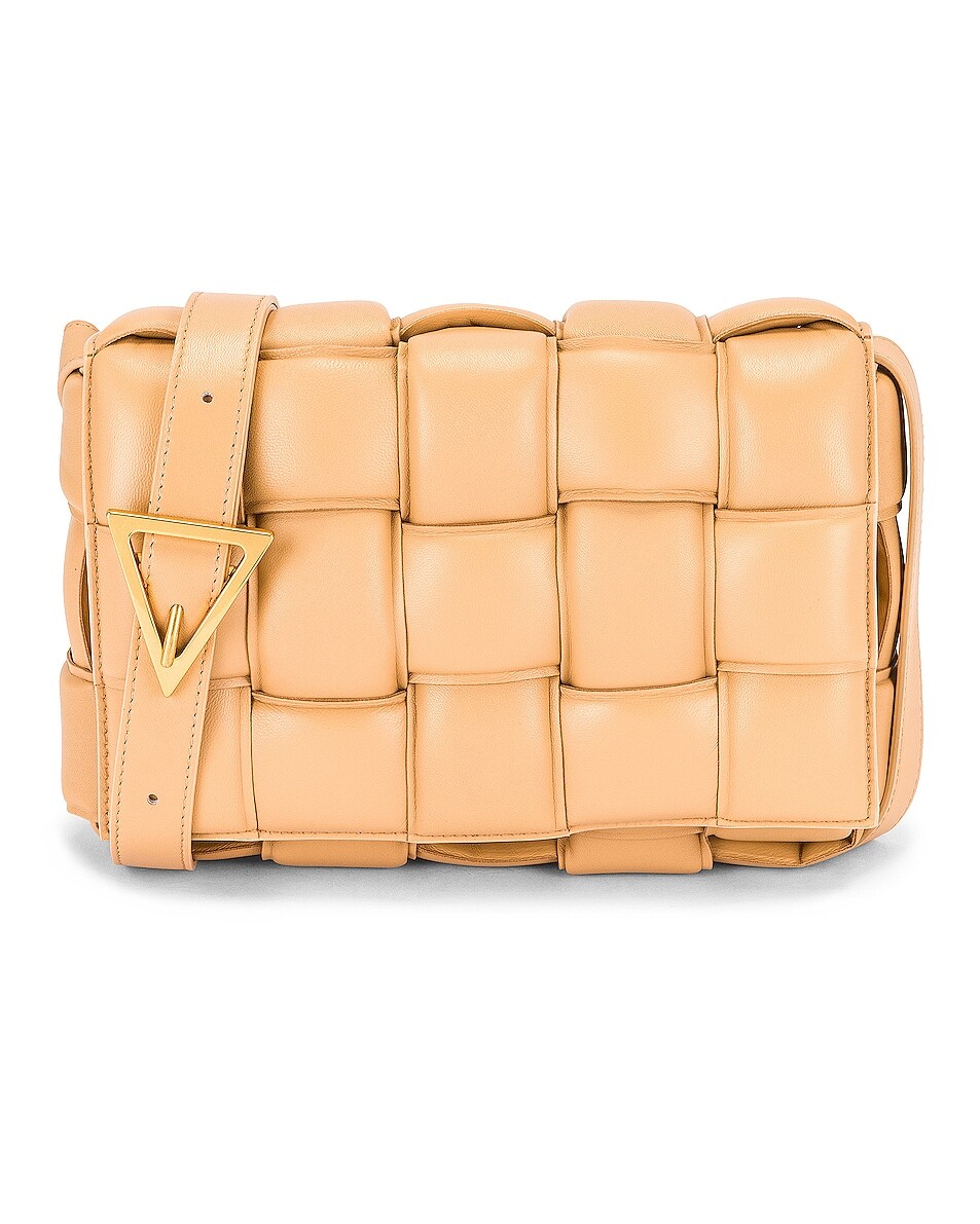 

Сумка кросс-боди Bottega Veneta Small Padded Cassette, цвет Almond & Gold, Белый, Сумка кросс-боди Bottega Veneta Small Padded Cassette, цвет Almond & Gold