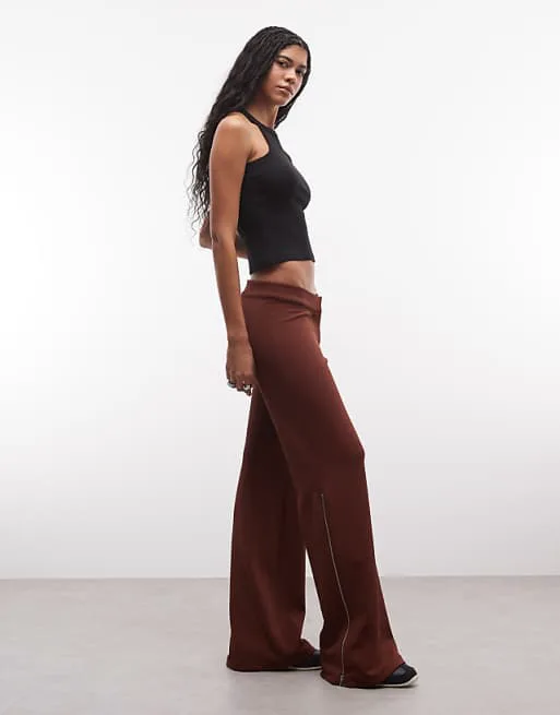 

Расклешенные брюки Weekday с боковой молнией ржаво-красного цвета
