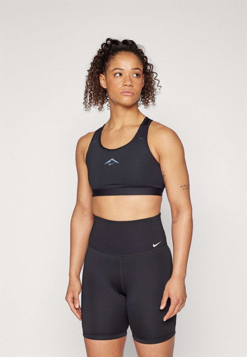 

Спортивный бюстгальтер с легкой поддержкой BRA TRAIL Nike, цвет black/dark smoke grey
