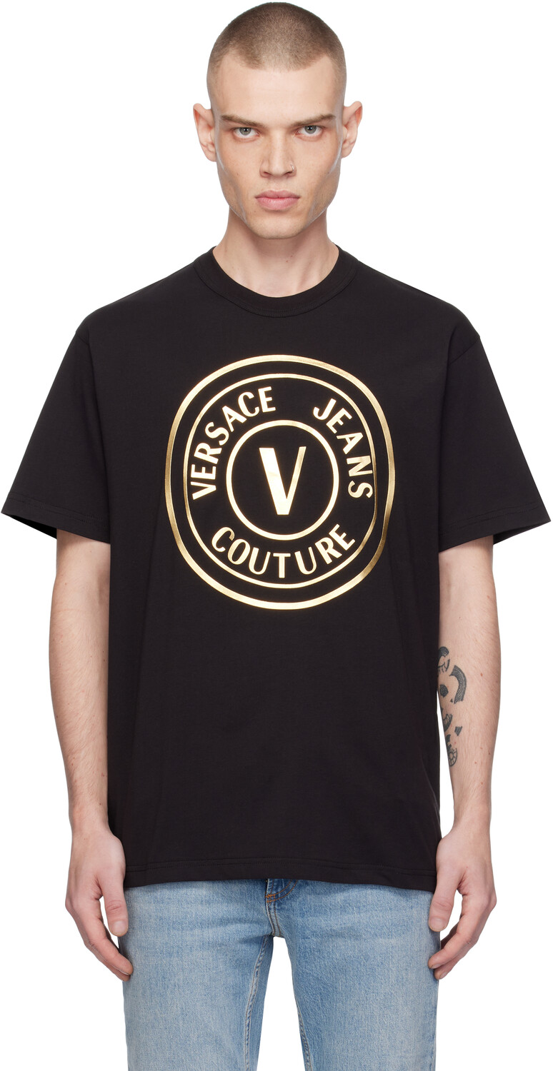 

Черная футболка с металлическим логотипом V-Emblem Versace Jeans Couture