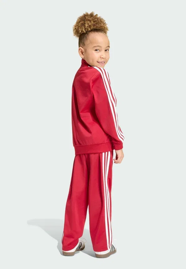 Спортивный костюм Adidas Originals, цвет командно-красный — фото 2