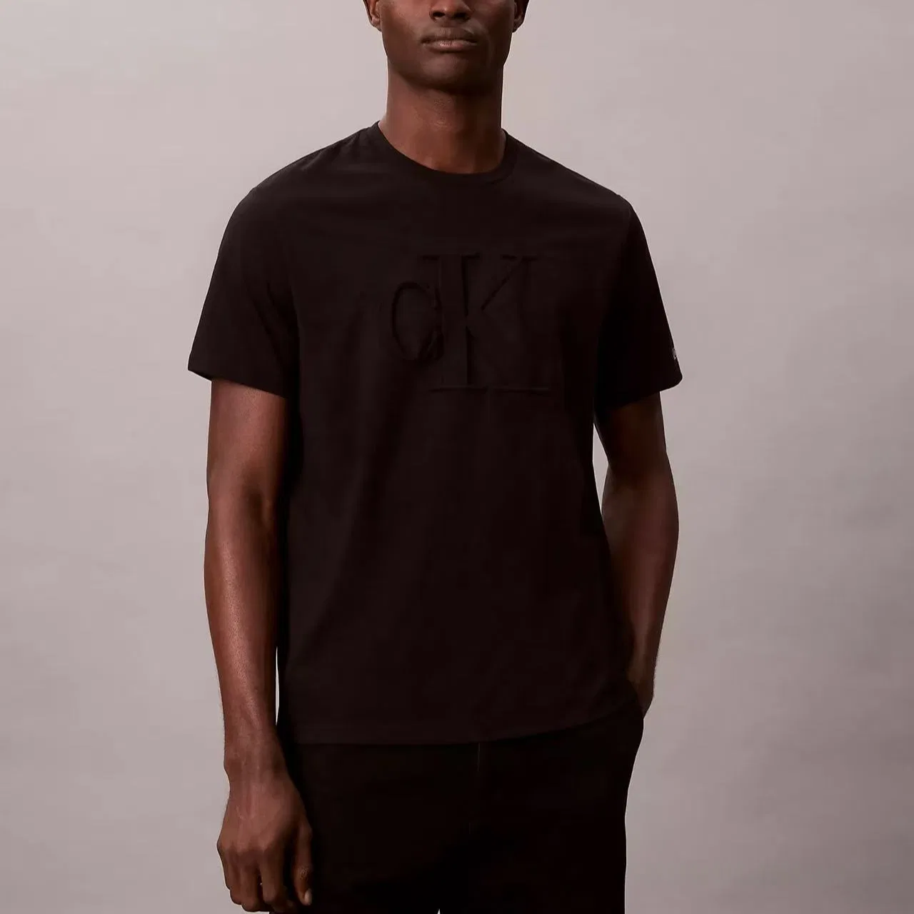 Футболка Calvin Klein с круглым вырезом черная — фото 4