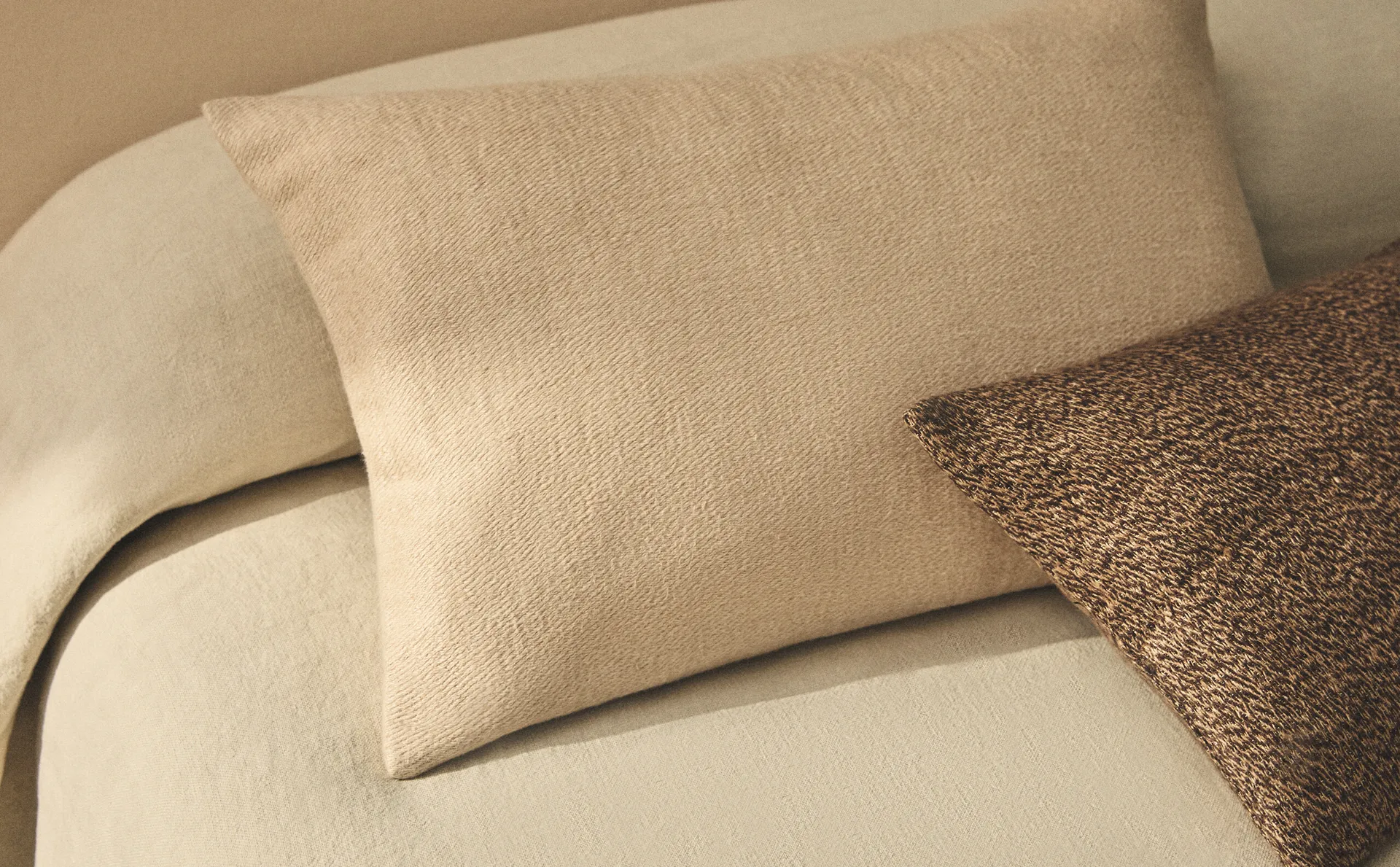 

Чехол на подушку из хлопка и льна Zara Home, светло-бежевый