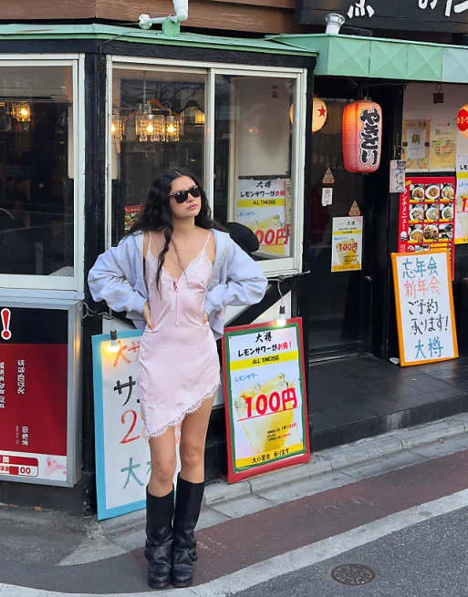 

Розовое платье мини из атласа асимметричного кроя Bershka