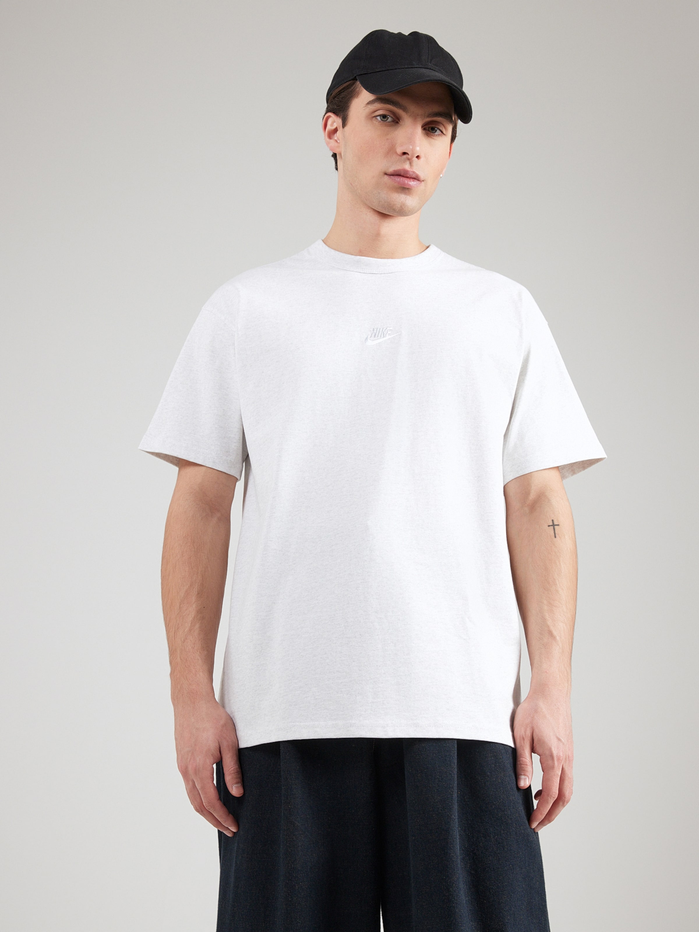Nike Sportswear Футболка 'PREM ESS' в светло-сером цвете — фото 3