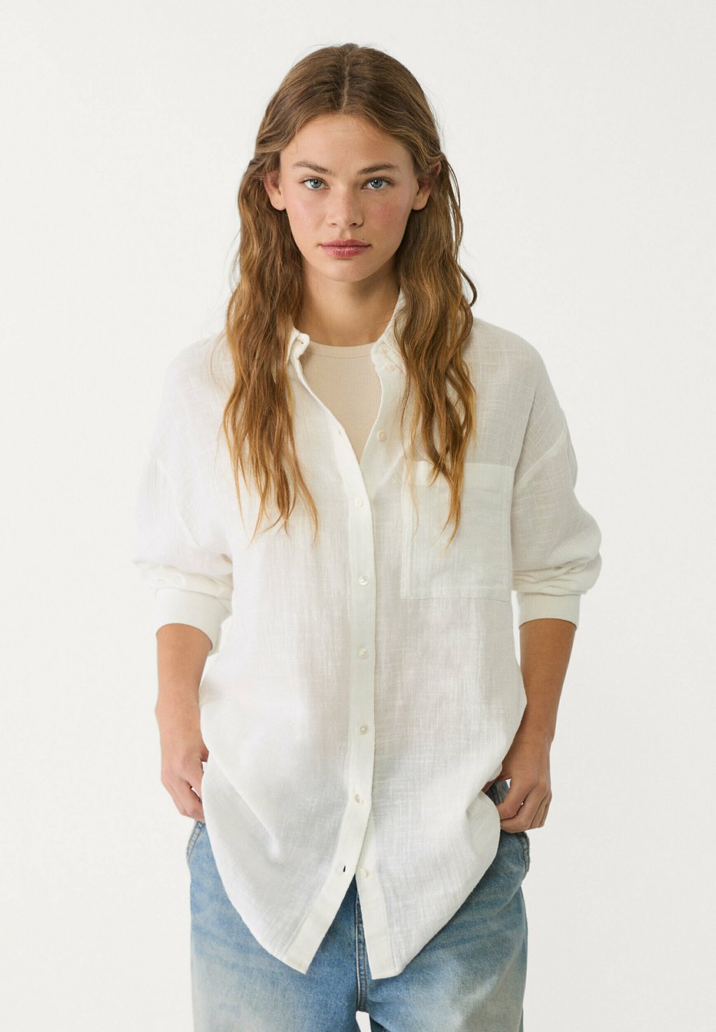 

Блузка на пуговицах BASIC FLOWING WITH POCKET Stradivarius, белый