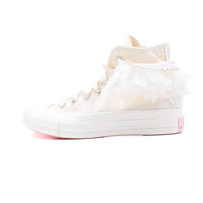 

1970-е годы. Женские высокие кеды. Цвет бежевый/белый/розовый. Converse