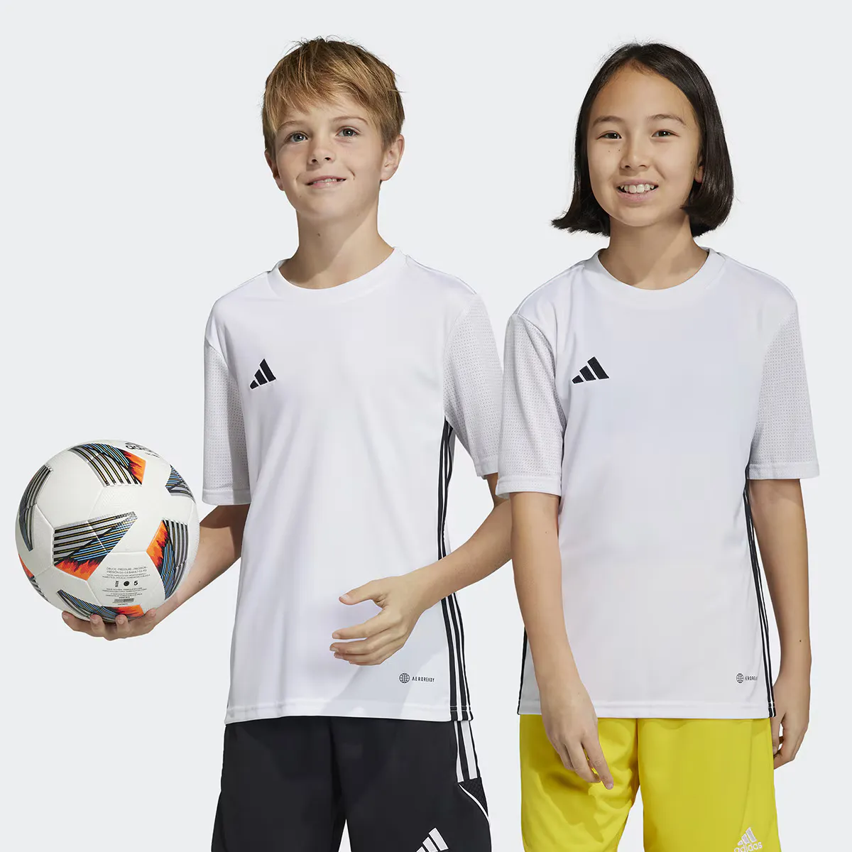 

Tabela 23 Детская футболка Adidas, черный/белый