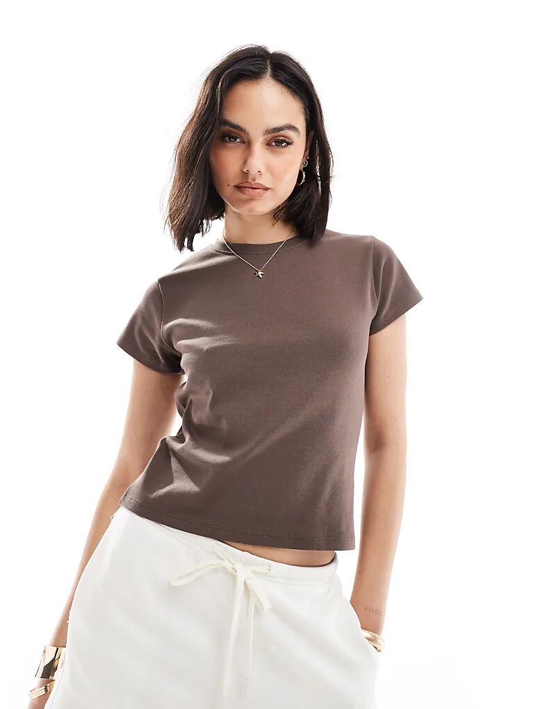 

Cotton On – Футболка 90-х коричневого цвета с облегающим кроем. Cotton:On