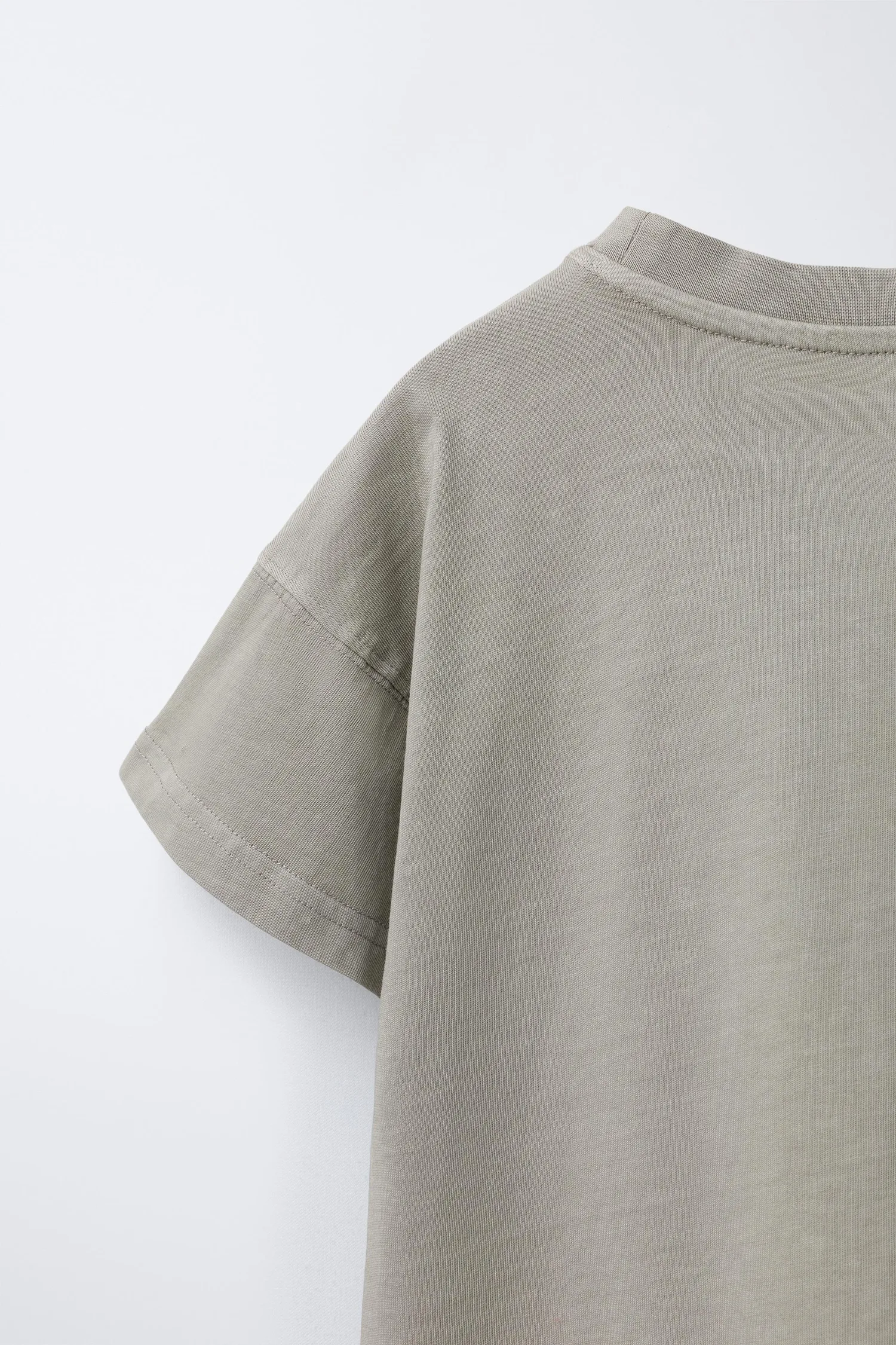 Zara Футболка с эффектом выцветания и этикеткой — фото 4