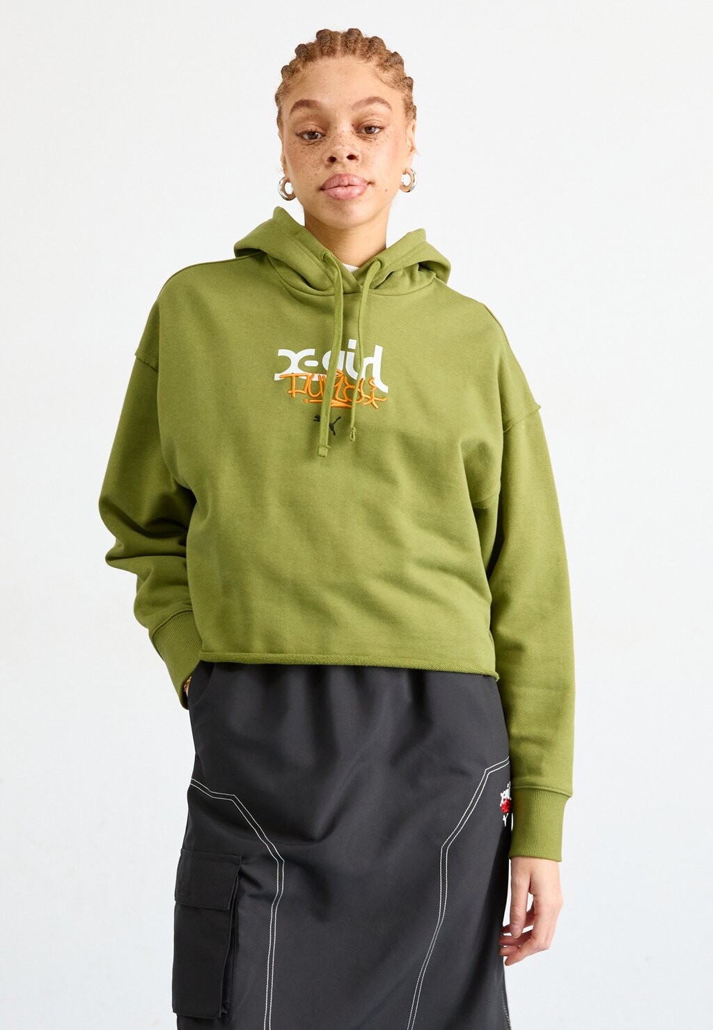

Толстовка X-GIRL GRAPHIC HOODIE Puma, цвет olive green