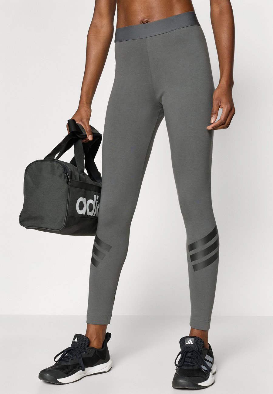Леггинсы Adidas Sportswear FUTURE ICONS THREE STRIPES LEGGING, Grey Six/Grey — фото 4