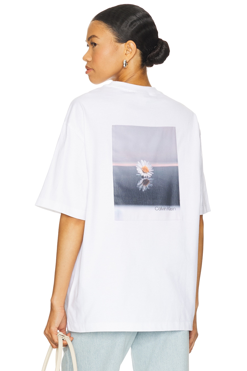 

Футболка с аппликацией в виде цветка свободного кроя Calvin Klein, brilliant white