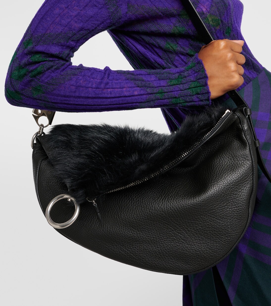 Сумка на плечо Burberry Knight из кожи и овчины, черная — фото 2
