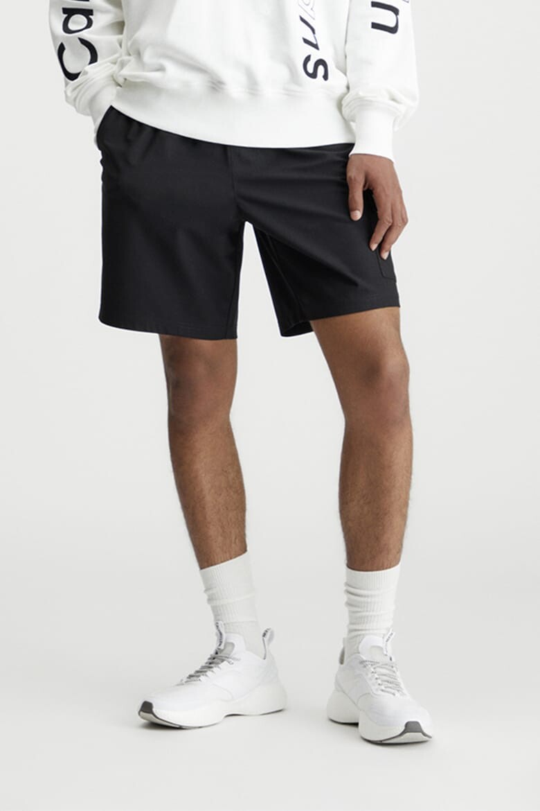 

Короткие брюки с боковыми карманами Calvin Klein Jeans, черный