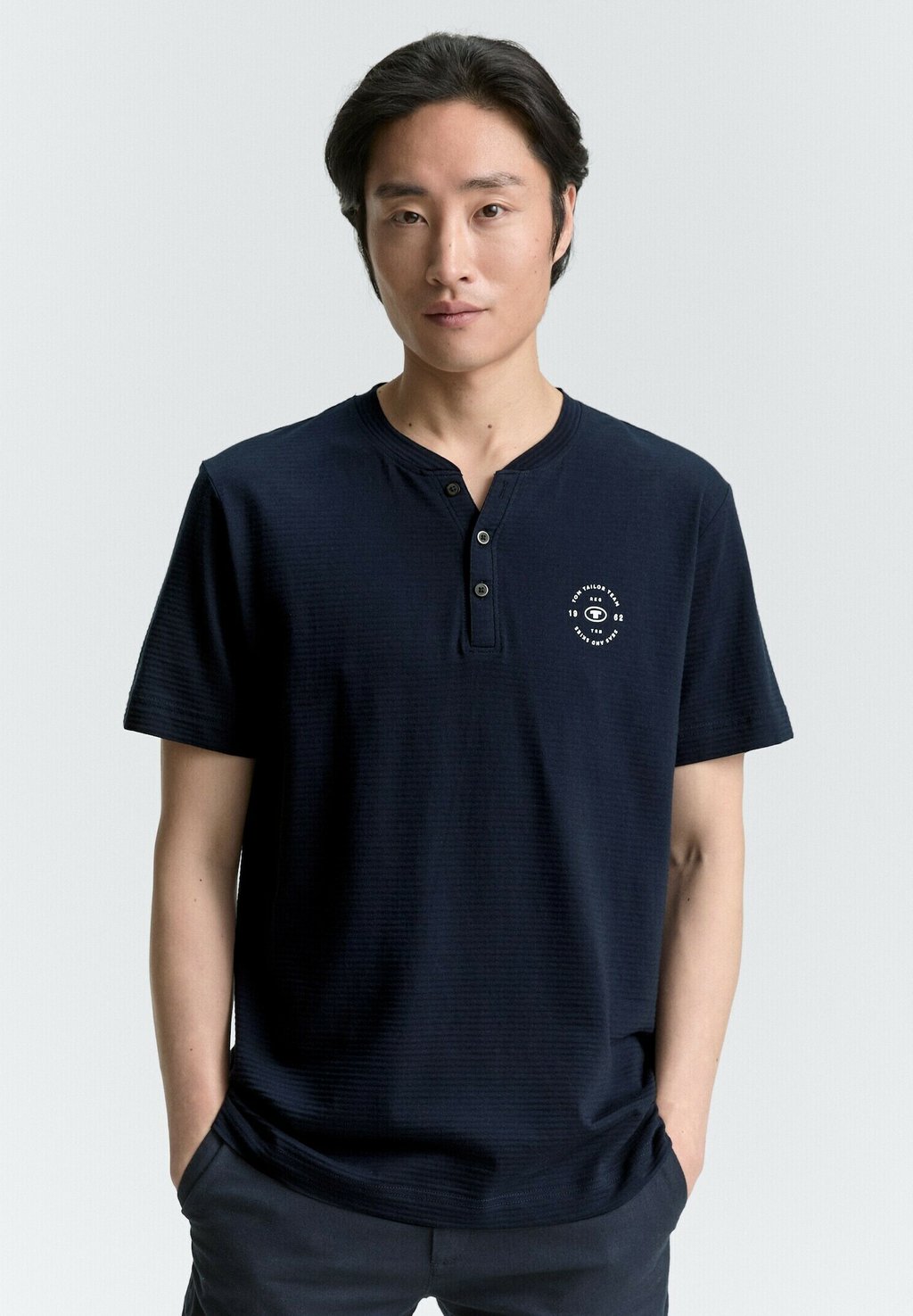 

Футболка с принтом HENLEY MIT LOGO-PRINT TOM TAILOR, темно-синий