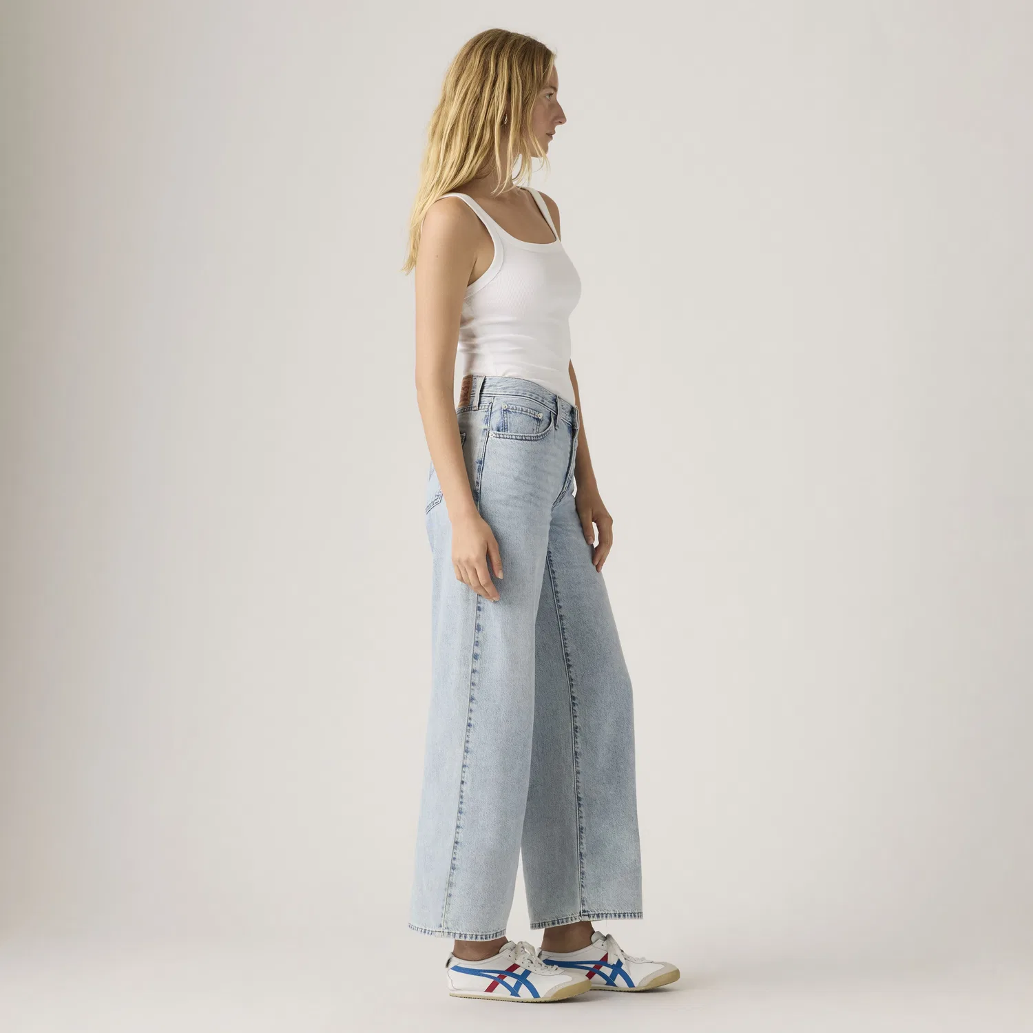 Женские джинсы средней длины, широкие, до щиколотки, легкие Levi's, Medium Wash — фото 4