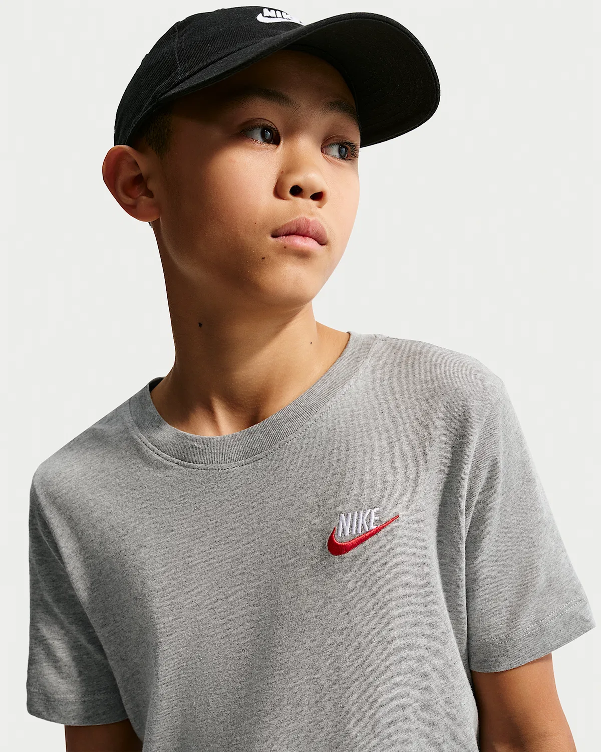 Детская футболка Nike Sportswear, Dark Grey Heather/White/University Red — фото 3